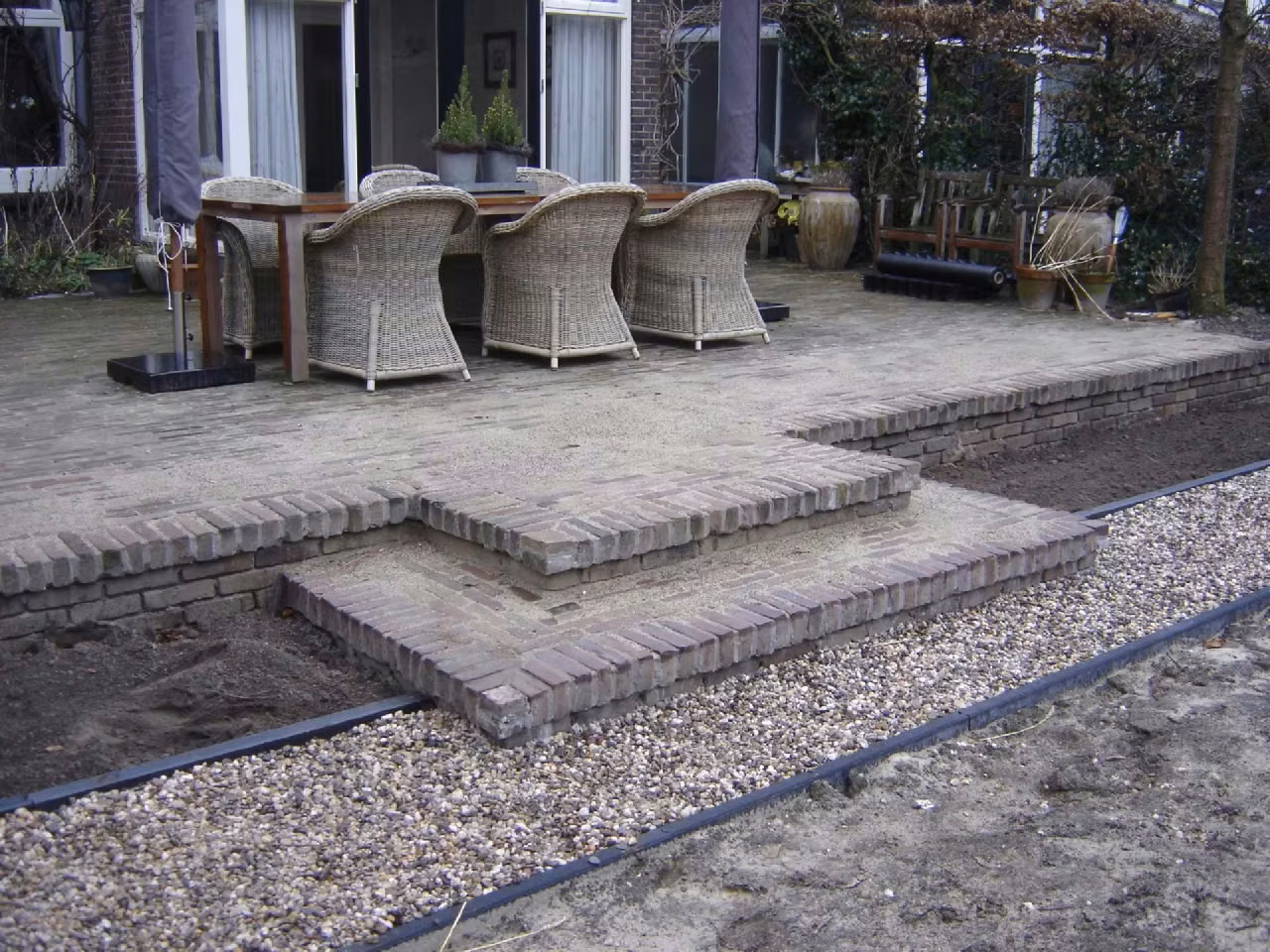 Verhoogd terras met trap